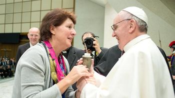 el tradicional regalo que le hizo una periodista argentina al papa el tradicional regalo que le hizo una periodista argentina al papa