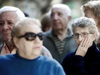 Jubilados protestan contra el mega DNU de Javier Milei en el Congreso