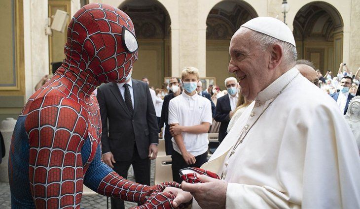 El Papa Francisco recibió la visita inesperada del Hombre Araña