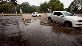 santa rosa de calamuchita sufrio un fuerte temporal: inundaciones, danos materiales y vehiculos arrastrados