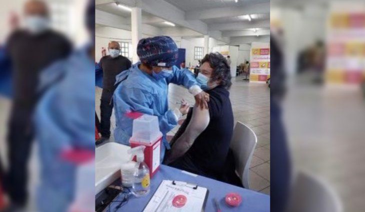 Milei se habría vacunado y estallaron las redes sociales