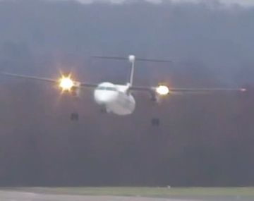 Espectacular aterrizaje de un avión en medio de un huracán