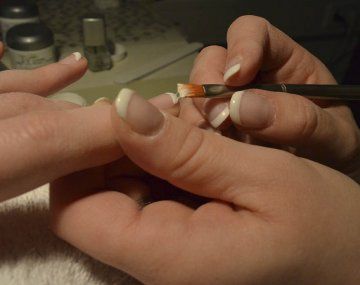 Por la diálisis no consigue trabajo y hace manicura para darle de comer a su hijo