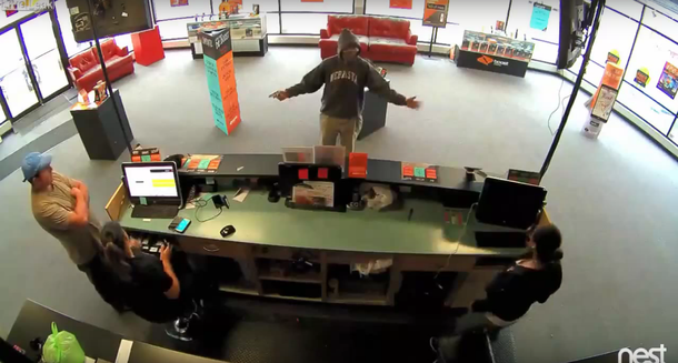 Ladrón con culpa: robó un local, pero pide a un cliente que se quede con su plata