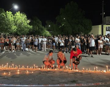 La comunidad con velas despidió a Ian. Foto Rosario 3.