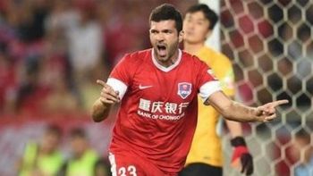 Emmanuel Gigliotti, con la camiseta del Chongqing Lifan Emmanuel Gigliotti, con la camiseta del Chongqing Lifan