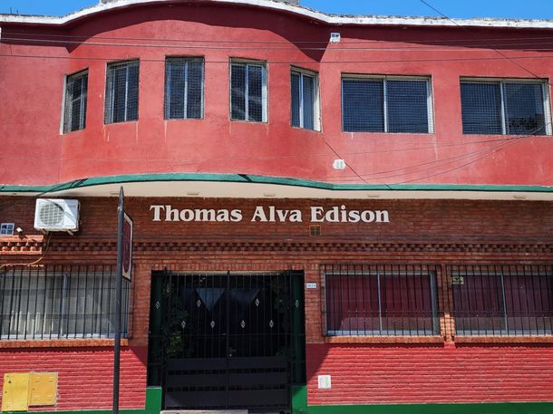 Tensión por el cierre de una escuela en Berazategui: varios alumnos no consiguen vacante