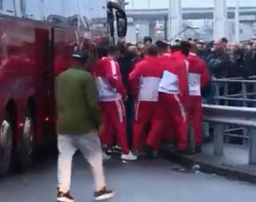 Un jugador de la Selección argentina sufrió una brutal apretada de la barra en Europa