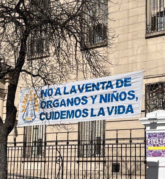 Los pasacalles contra Milei en San Cayetano durante el inicio de la Peregrinación a Luján