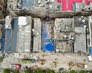 Derrumbe de un edificio en China: buscan a decenas de desaparecidos