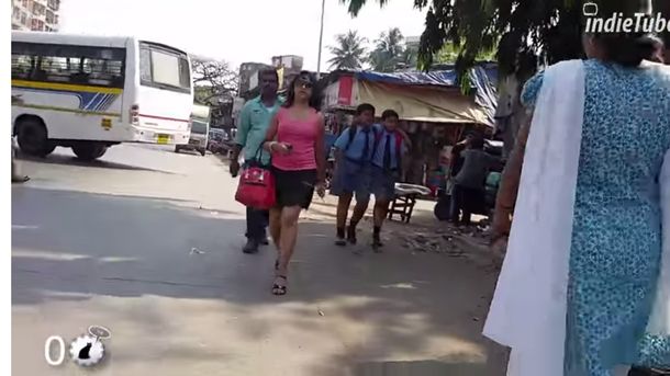 La otra cara: una mujer sexy camina 10 horas por Bombay... y no le dicen nada
