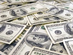 El dólar avanzó 7 centavos y cerró a 15,13 pesos