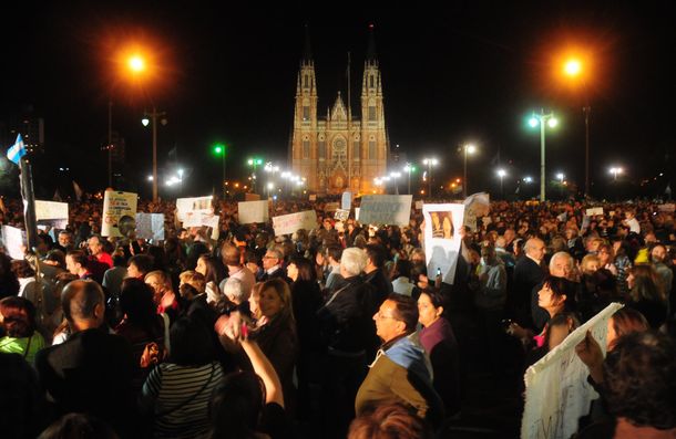 En La Plata se escuchó la bronca por el trágico temporal