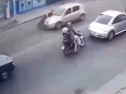 Atropelló y arrastró a un agente de tránsito: investigan si conducía un auto robado