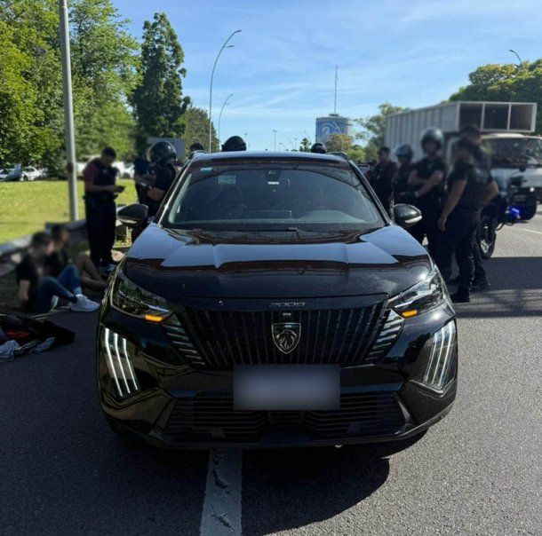 Cayeron en Villa Urquiza dos jóvenes de 19 y 20 años en un auto robado: tienen un frondoso prontuario
