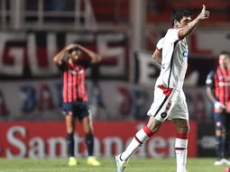 El festejo de Lucho González mientras Angeleri se toma la cabeza El festejo de Lucho González mientras Angeleri se toma la cabeza