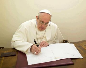 El Papa Francisco escribiendo una carta