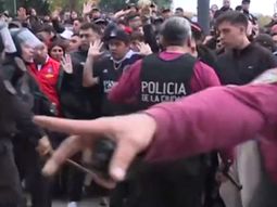 Incidentes entre la Policía y los hinchas de Colo Colo a horas del partido con Boca