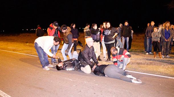 Inconscientes: pareja corrió picada en moto con un bebé