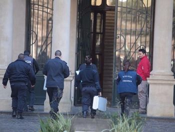 Policía Científica ingresa a peritar el Colegio Nacional de La Plata