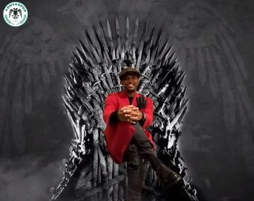 El camerunés sentado en el famoso trono