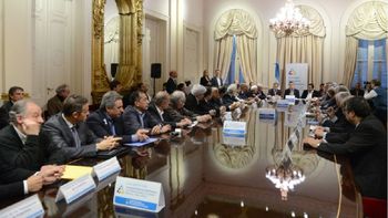 el gobierno acordo elevar el salario minimo a 8.060 pesos en enero el gobierno acordo elevar el salario minimo a 8.060 pesos en enero