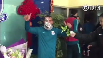 Carlos Tevez recibió un tortazo por su cumpleaños número 33 Carlos Tevez recibió un tortazo por su cumpleaños número 33