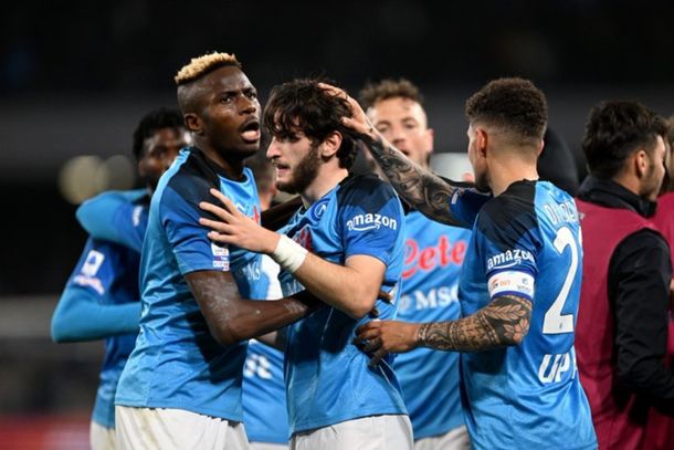 Napoli le ganó a la Juventus sobre la hora y acaricia el Scudetto