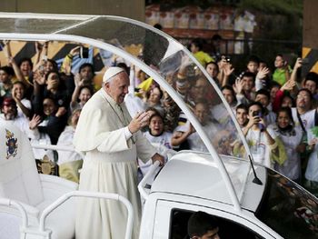 El Papa saludó a presas en Asunción