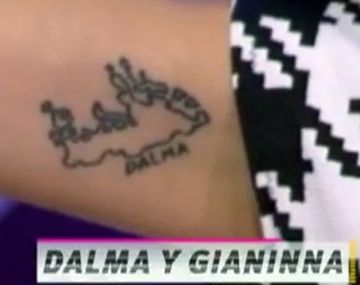 Insólito: se tatuó las Islas Malvinas con los nombres de Dalma y Gianinna
