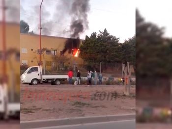 La mujer lo apuñaló e incendió la casa