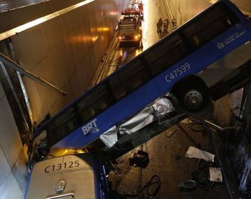 Tragedia en Río de Janeiro: un micro se cayó por un viaducto y hay 30 heridos