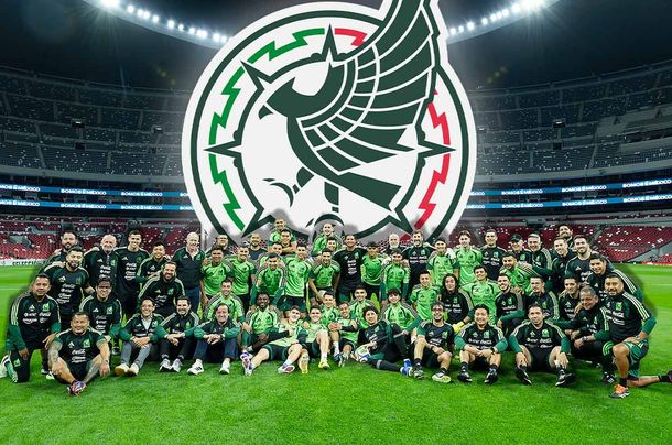 La Selección Mexicana posando en el remodelado Estadio Azteca. un recinto donde solía ser una fortaleza para el Tri