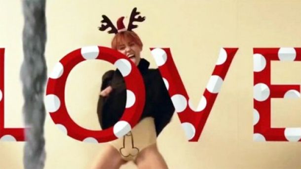 Una foto navideña de Miley Cyrus genera polémica