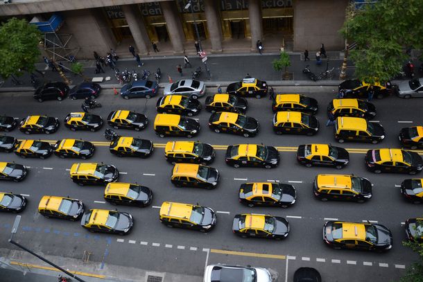 Taxis en el centro porteño