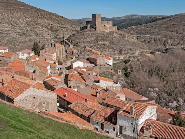 Un pueblo de solo 40 habitantes en Soria ofrece vivienda rehabilitada y empleo fijo a la familia que decida quedarse para siempre. Un pueblo de solo 40 habitantes en Soria ofrece vivienda rehabilitada y empleo fijo a la familia que decida quedarse para siempre.