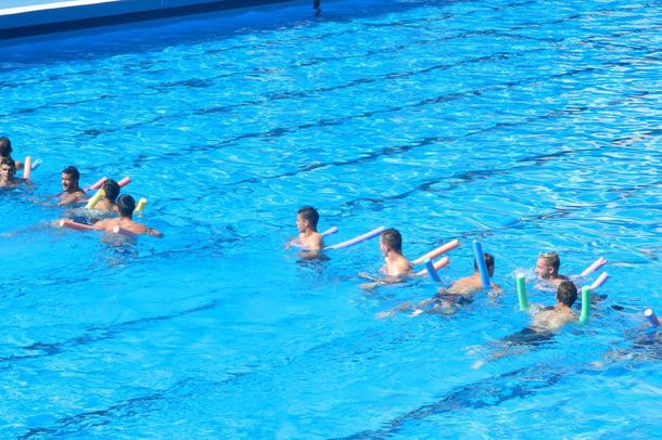 El distendido y excéntrico entrenamiento actuático de Racing