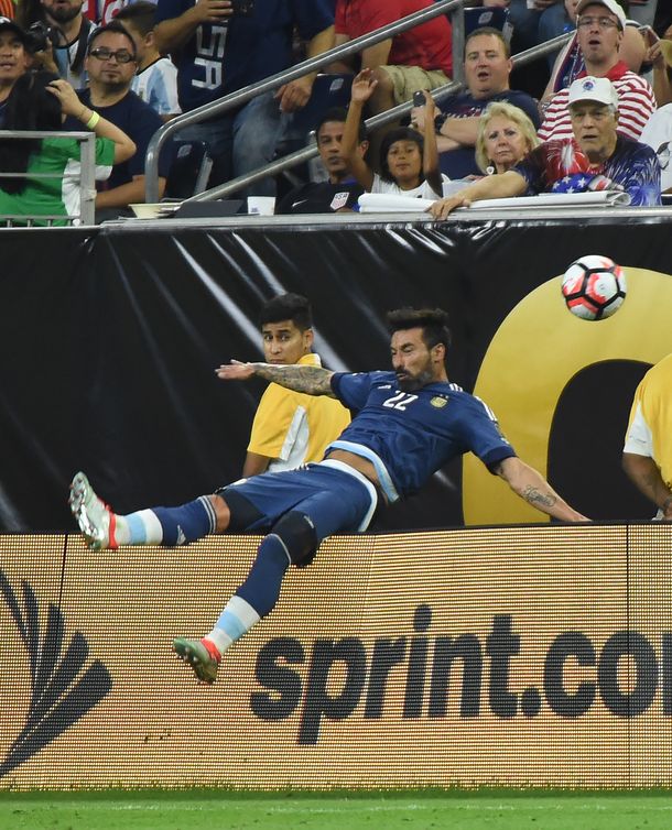 El insólito golpe que sufrió Ezequiel Lavezzi cuando intentó parar una pelota