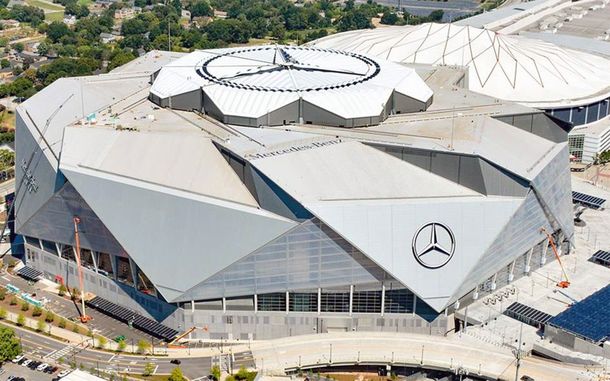 El Mercedes-Benz Stadium de Atlanta (Giorgia).