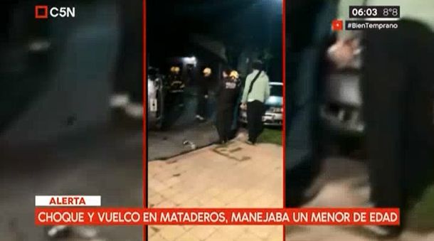 Choque y vuelco en Mataderos: manejaba un menor de edad