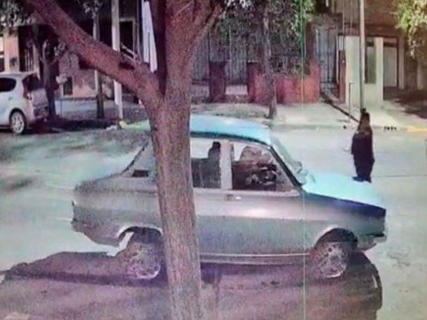 Le sacó la batería al auto para que no se lo robaran y se lo llevaron igual 