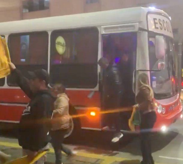 VIDEO: Los libertarios llegaron en varios micros al Luna Park para el show de Javier Milei