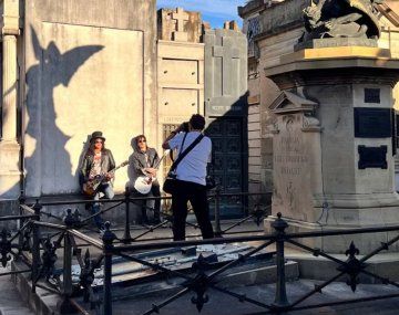 Los guitarristas de Guns N Roses hicieron una producción de fotos en el Cementerio de la Recoleta