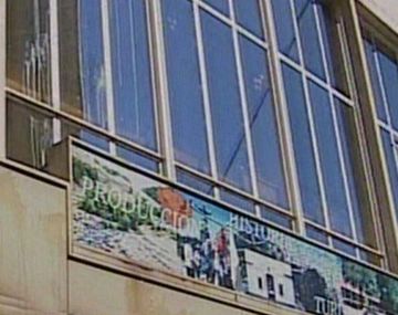 La CCC tiró huevos contra la Casa de Tucumán en Capital