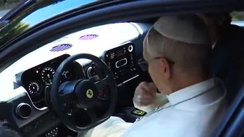 El Papa en una Ferrari. El Papa en una Ferrari.
