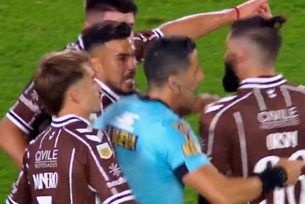 El penal para River que desató el escándalo en el Monumental por la jugada previa