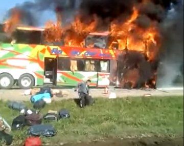 VIDEO: Desesperada huida de pasajeros de un micro que se prendió fuego en la ruta
