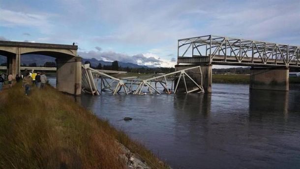 Se derrumbó un puente y varios autos cayeron a un río