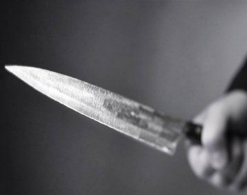 Una mujer quiso matar a su hija con un cuchillo y prenderse fuego