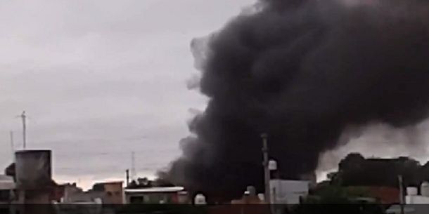 Se incendió una fábrica de esponjas en Lomas del Mirador